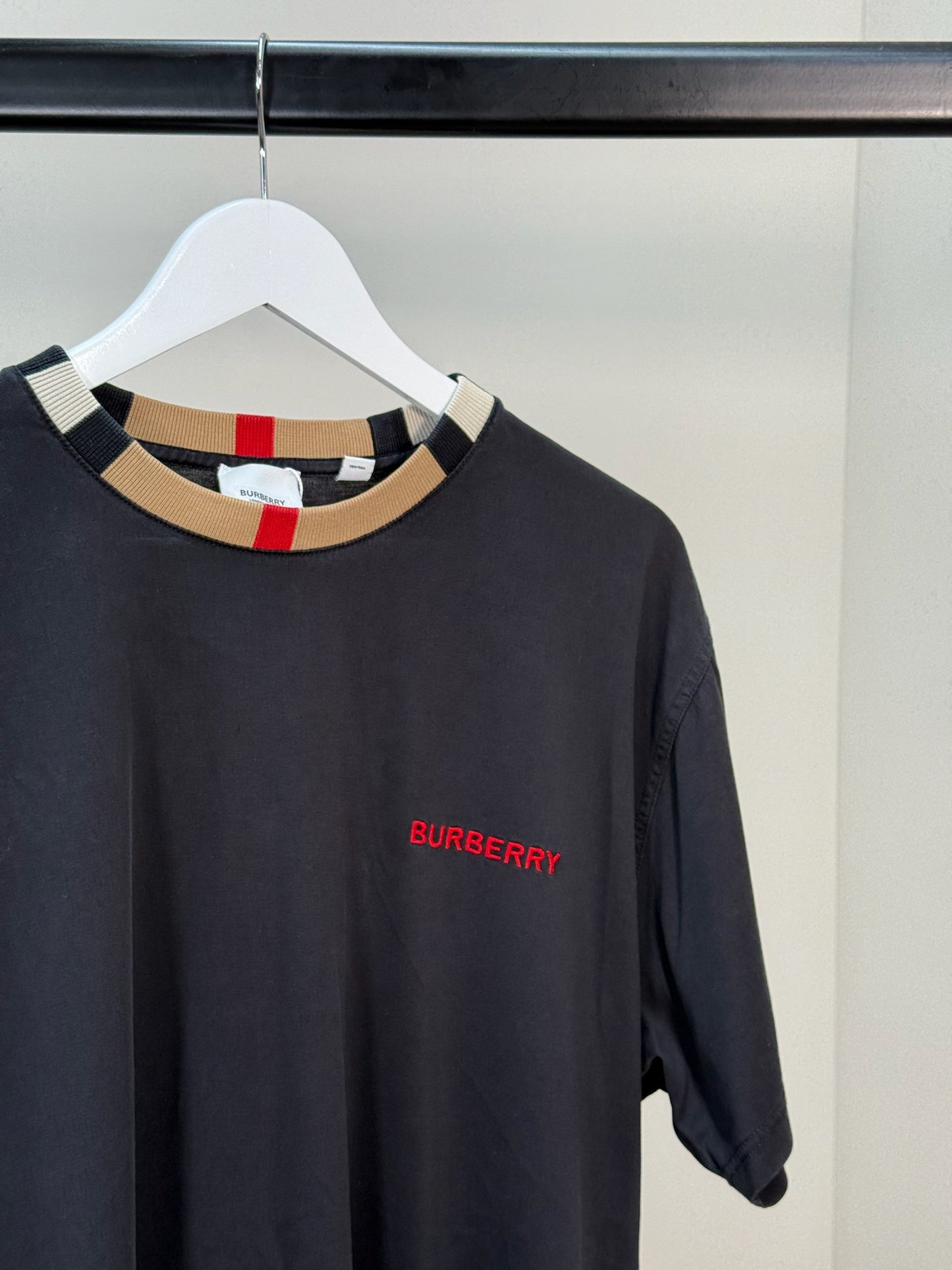Burberry Mens black round neck print t-shirt. M/L