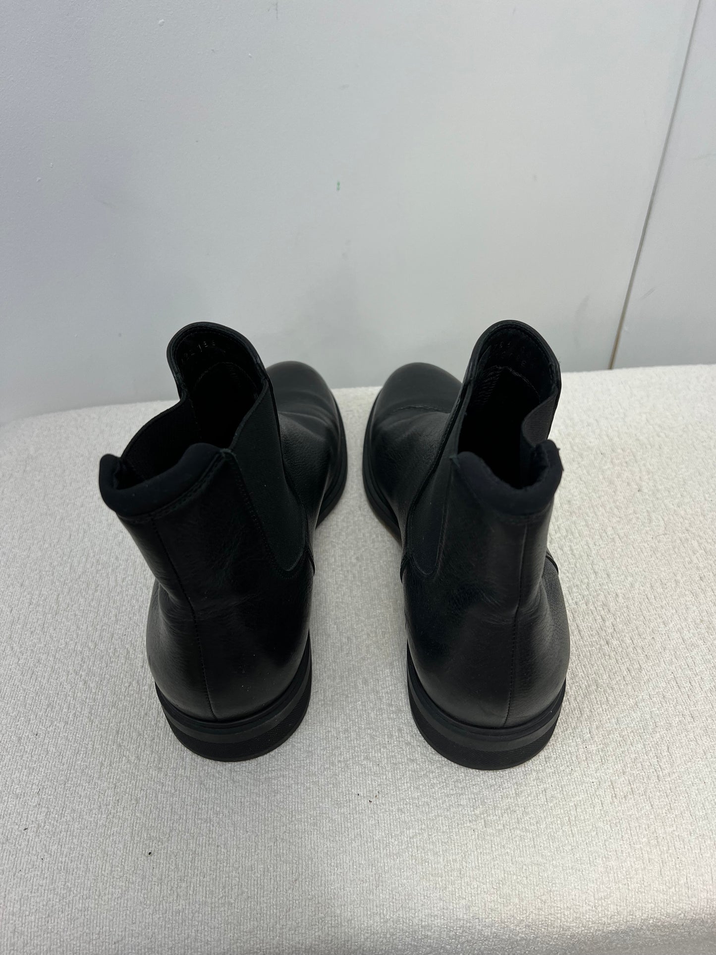 Hugo Boss Black Leather Ankle Boot - UK 6