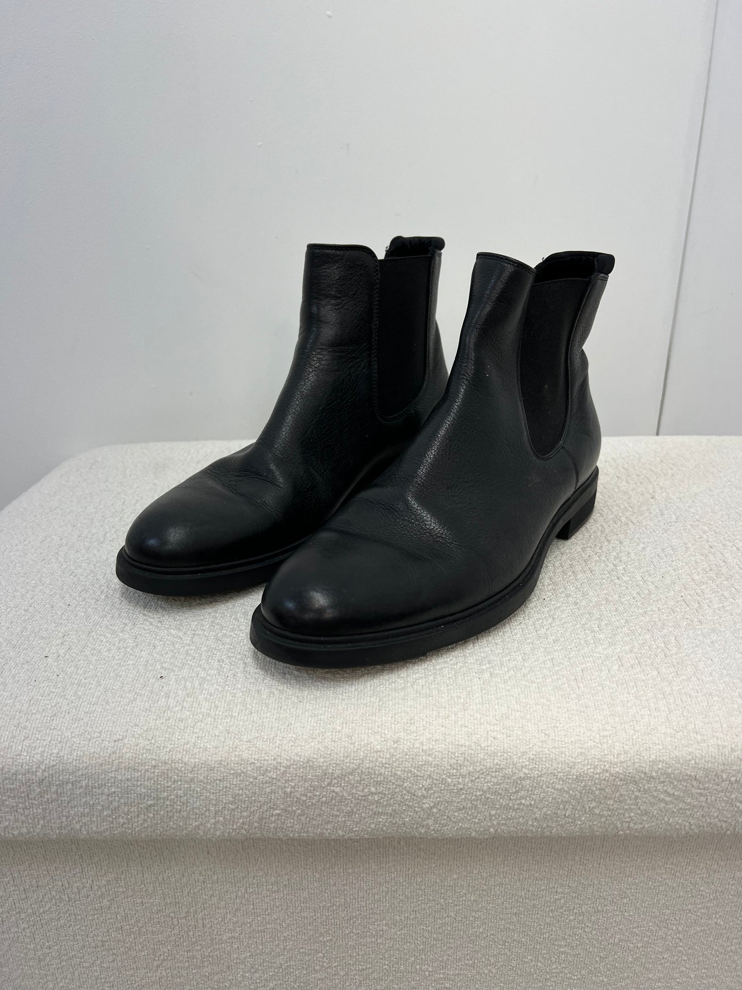 Hugo Boss Black Leather Ankle Boot - UK 6
