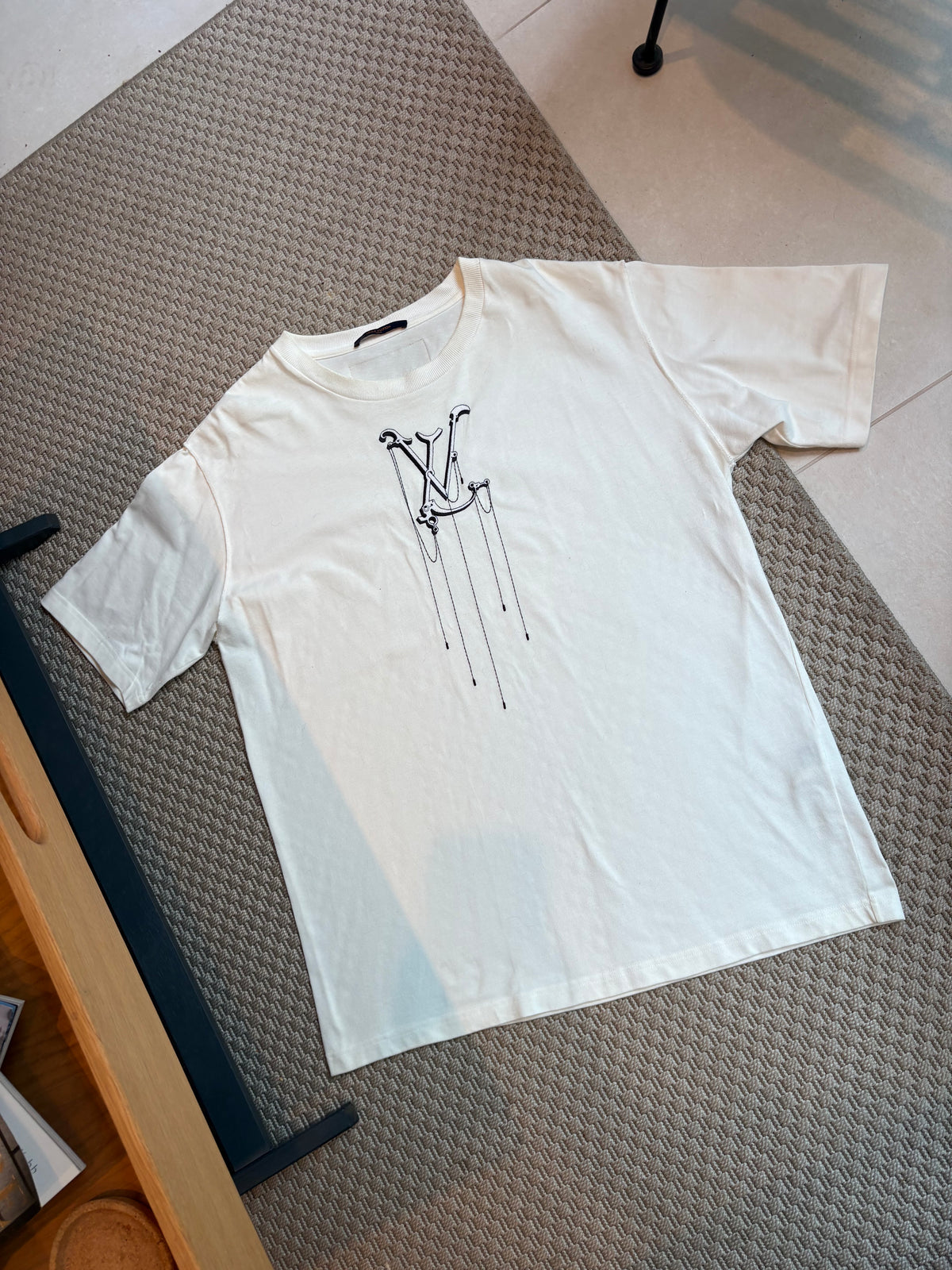 Louis Vuitton White LV Pendant Embroidery T-Shirt – XXL