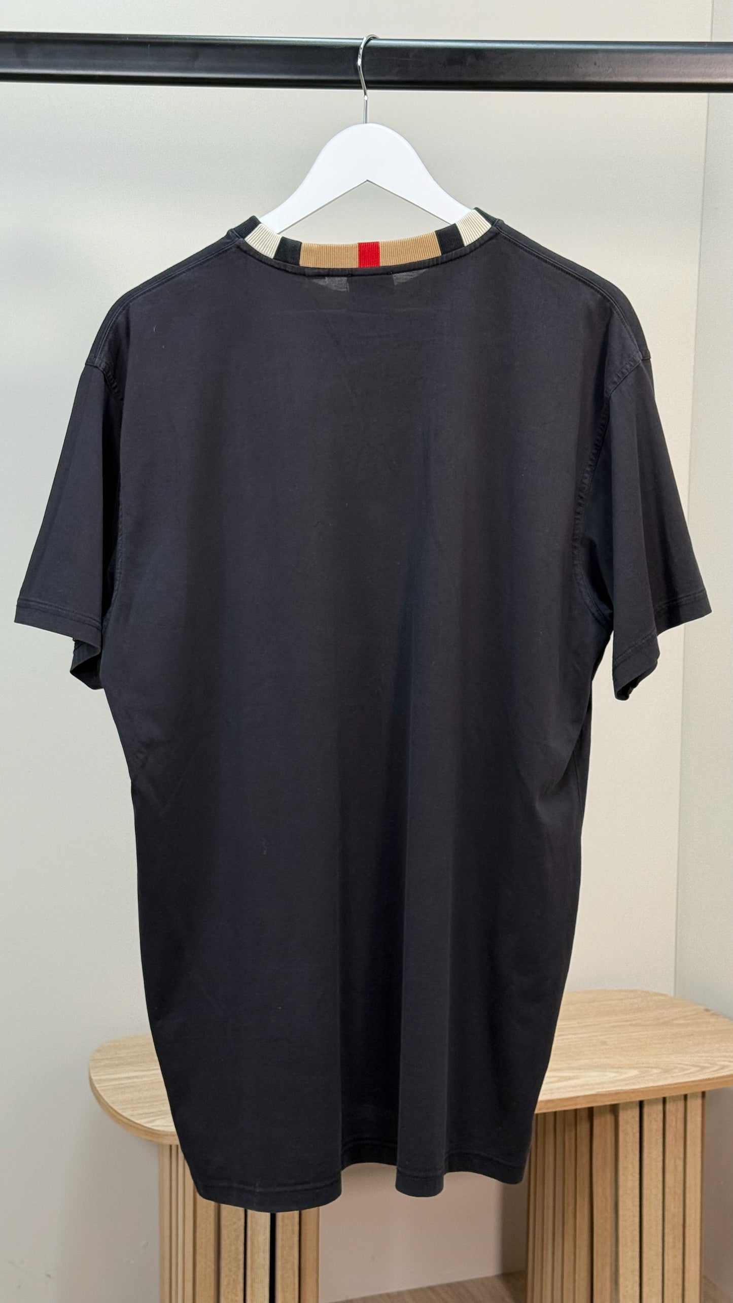 Burberry Mens black round neck print t-shirt. M/L