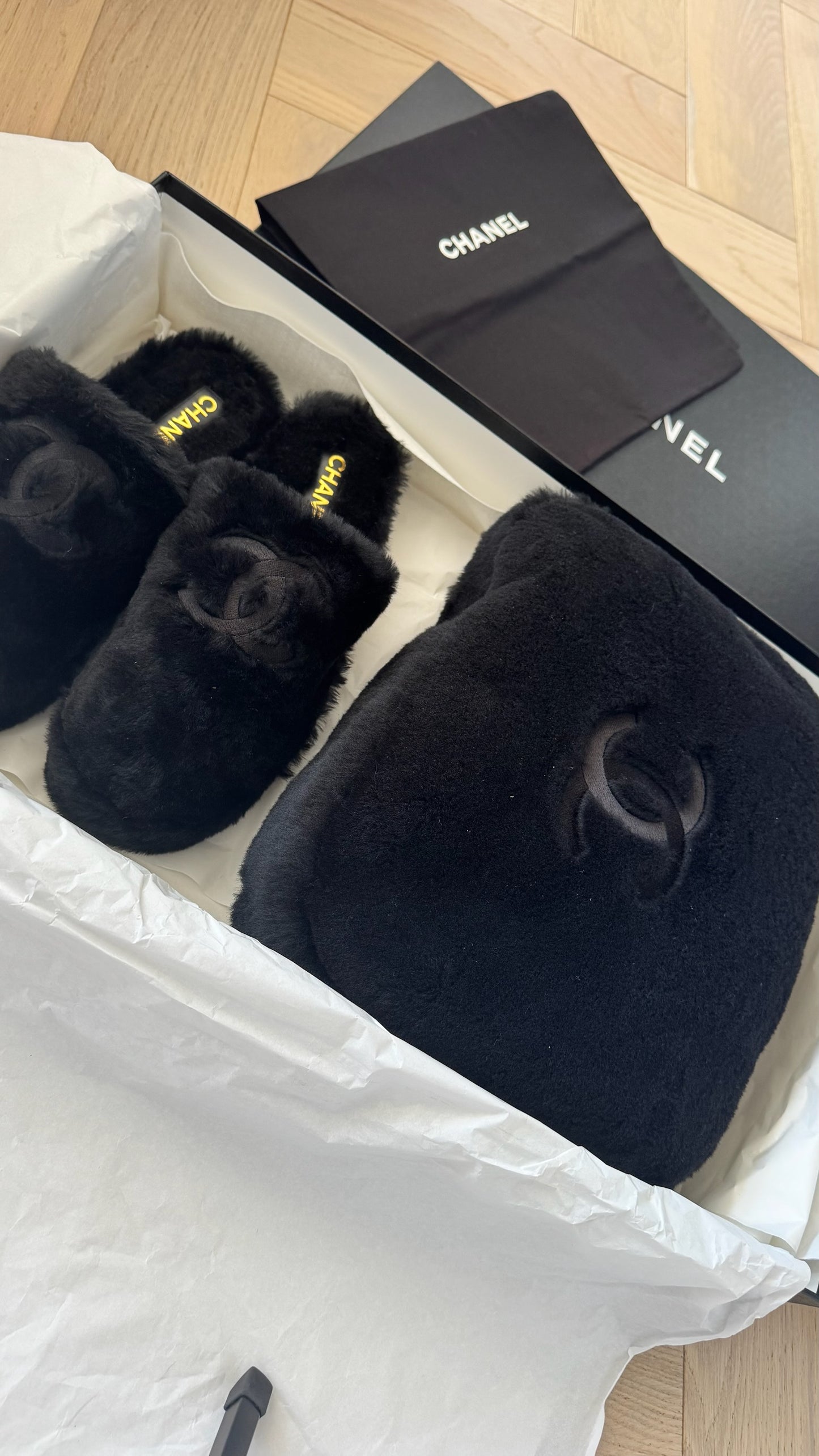 Chanel Black shearling flat mules with pouch - UK 8, EU 42
