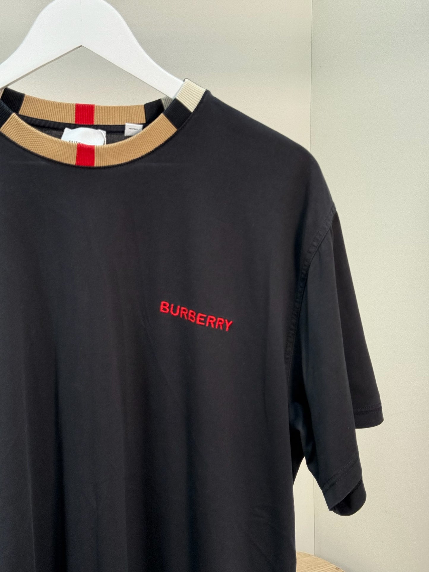Burberry Mens black round neck print t-shirt. M/L