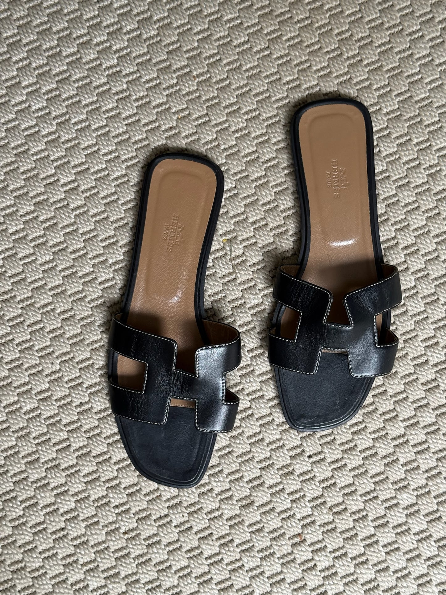 Hermès Black Oran Sandals- 39 / UK 6