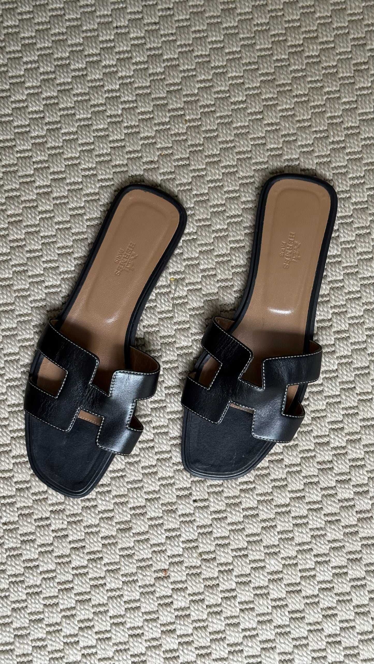 Hermès Black Oran Sandals- 39 / UK 6
