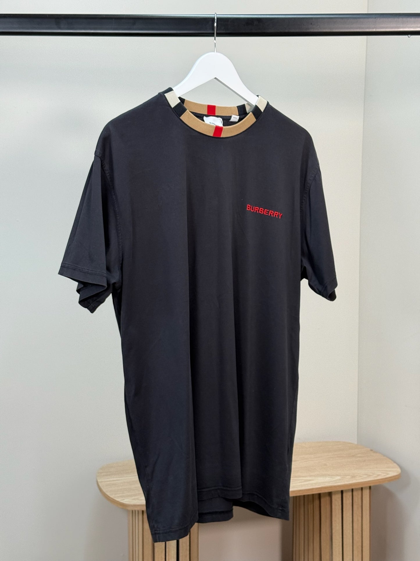 Burberry Mens black round neck print t-shirt. M/L