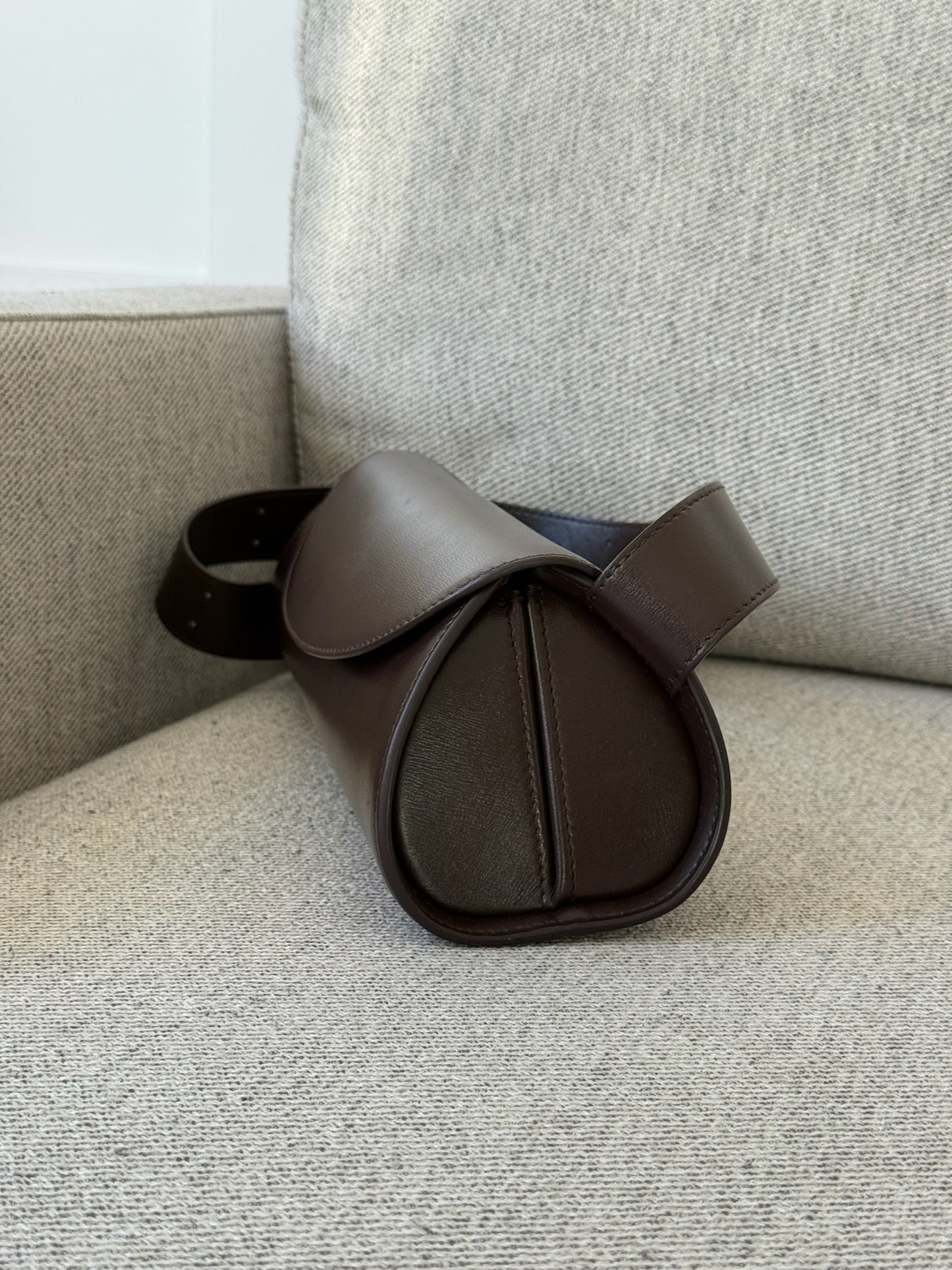 Jil Sanders Cannolo Leather Shoulder bag in Chocolate