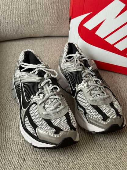 Nike Zoom Vomero 5 Black & Metallic Silver Trainers - UK 7.5