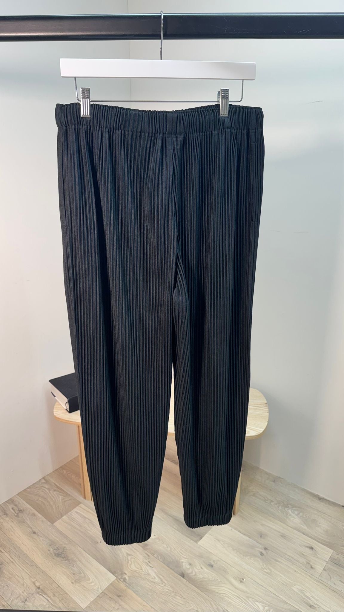 Homme Plissé Issey Miyake Black Monthly Colour Ribbed Trousers – Size 3