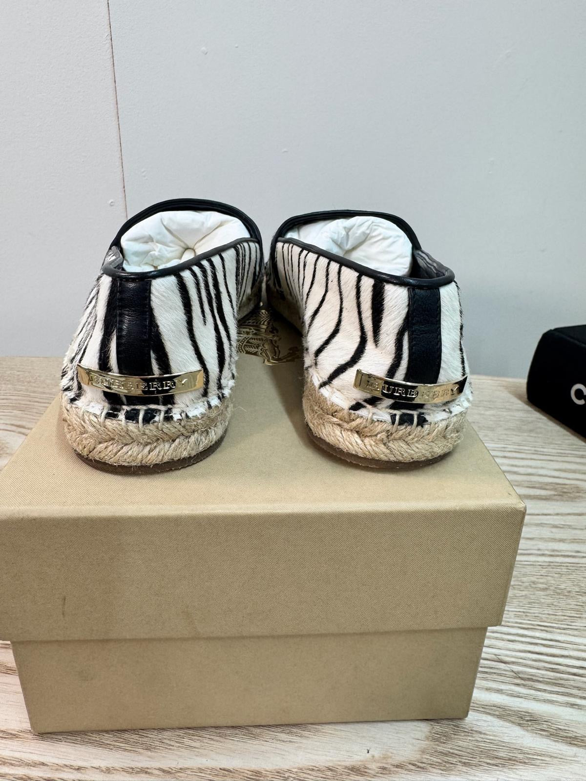 Burberry Zebra Print Brit Espadrille Hodgeson L Flat - UK 4