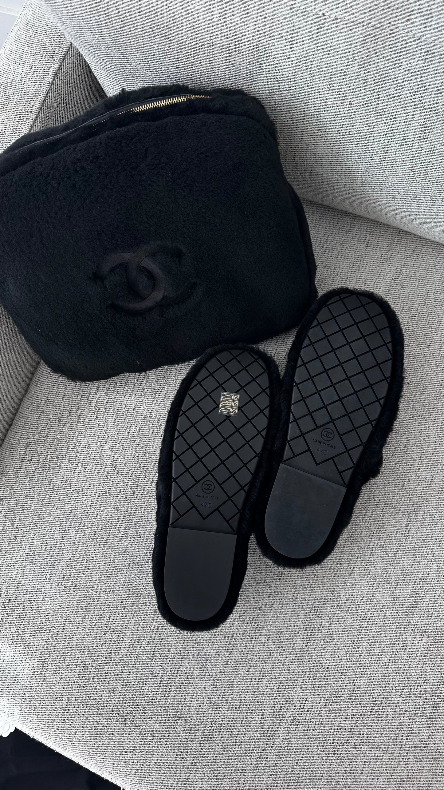 Chanel Black shearling flat mules with pouch - UK 8, EU 42