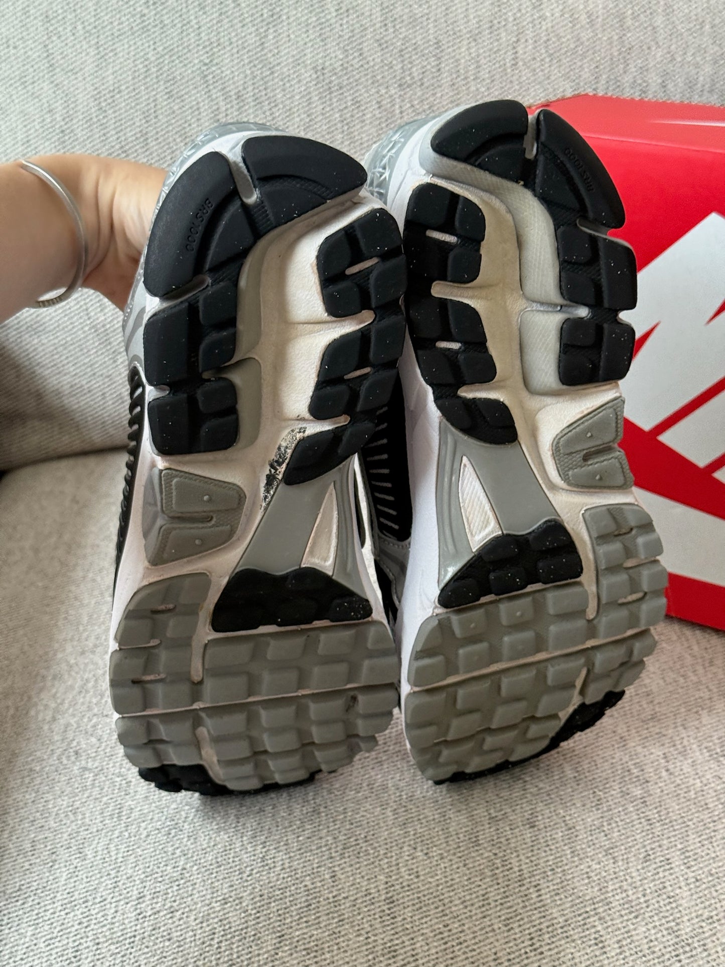 Nike Zoom Vomero 5 Black & Metallic Silver Trainers - UK 7.5