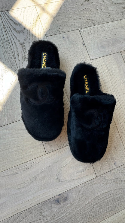 Chanel Black shearling flat mules with pouch - UK 8, EU 42