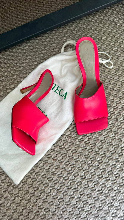 Bottega Veneta Red Square Toe Heels – EU 37 / UK 4