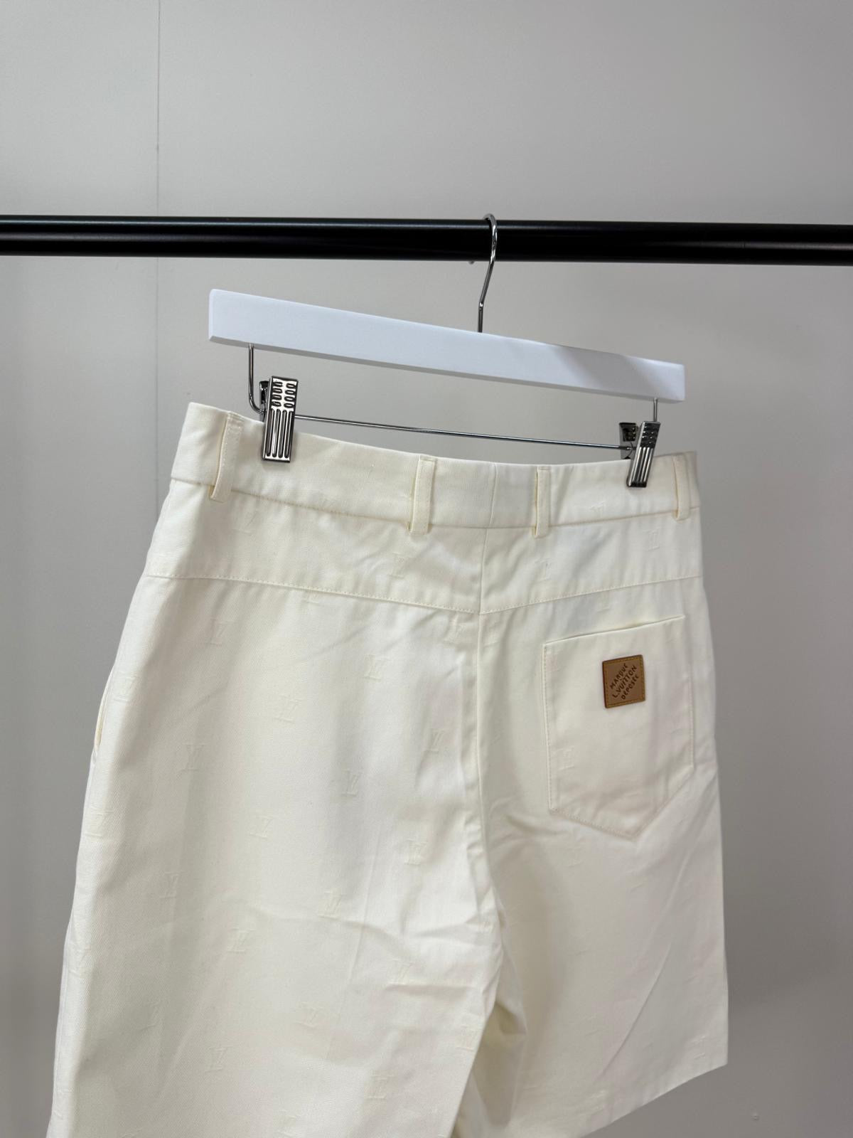 Louis Vuitton White LV Multi Logo Chino Shorts New in Tags - 46 UK XS