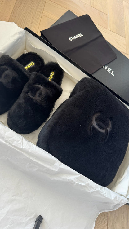Chanel Black shearling flat mules with pouch - UK 8, EU 42