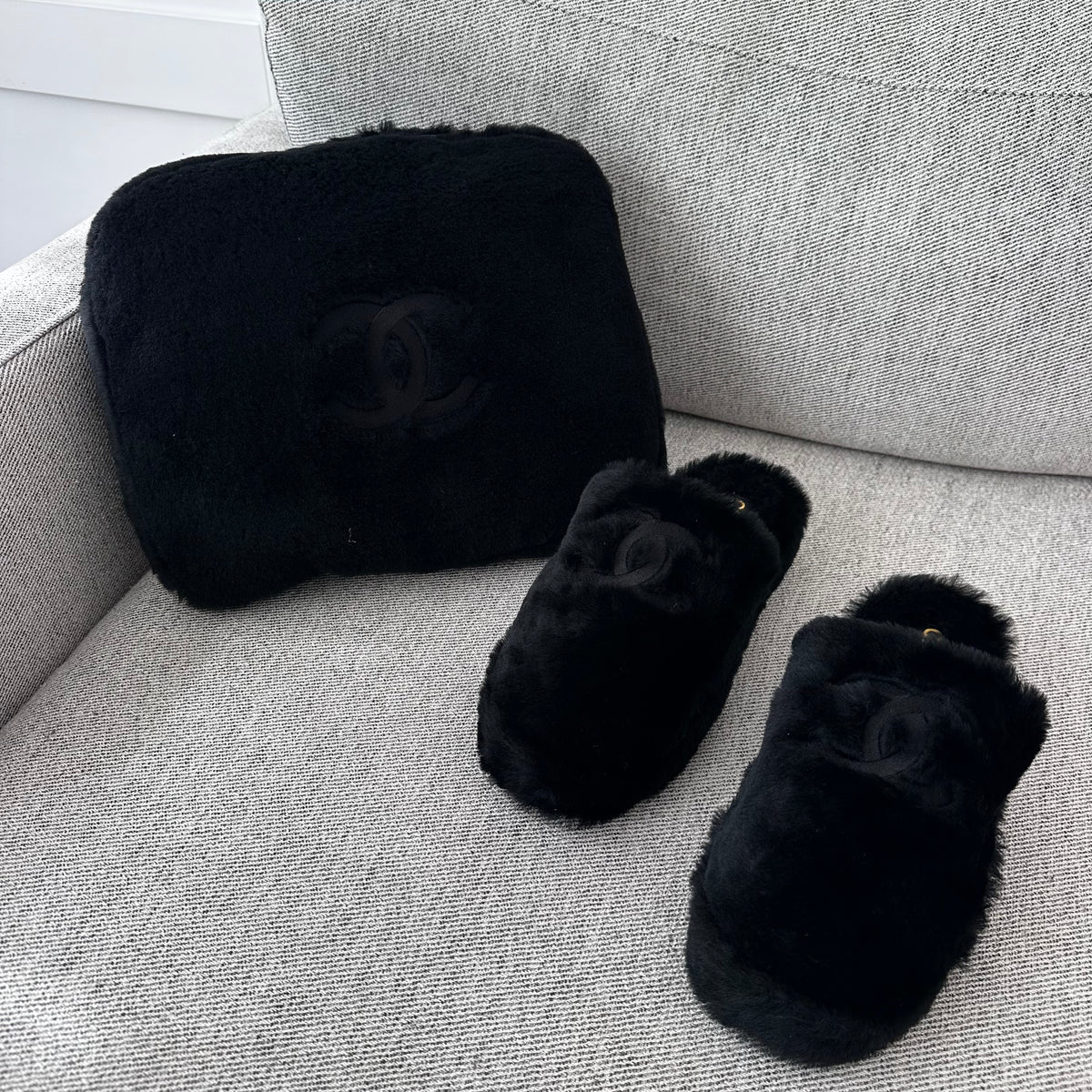 Chanel Black shearling flat mules with pouch - UK 8, EU 42