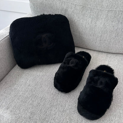 Chanel Black shearling flat mules with pouch - UK 8, EU 42