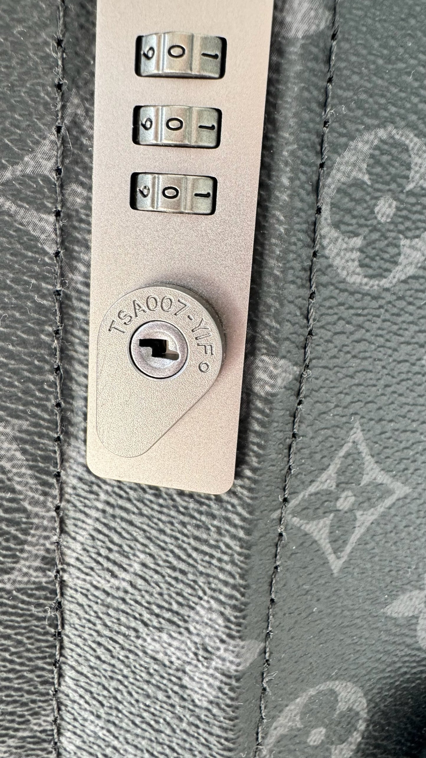 Louis Vuitton Horizon 70 suitcase