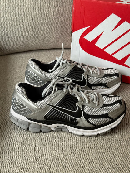 Nike Zoom Vomero 5 Black & Metallic Silver Trainers - UK 7.5