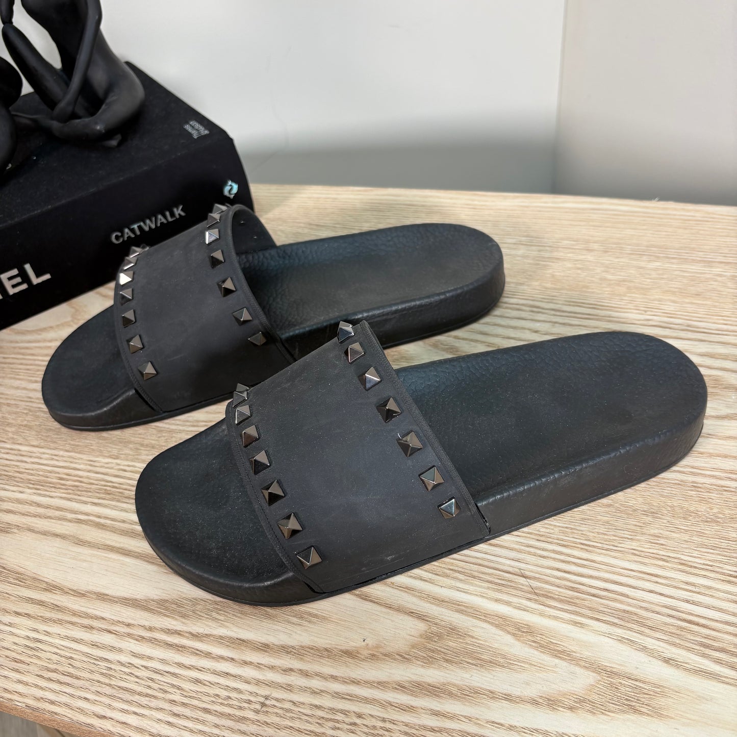 Valentino Mens Black Rockstud Sliders – EU 42 / UK 8