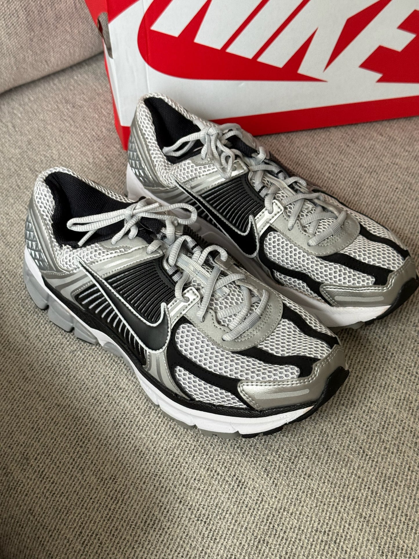 Nike Zoom Vomero 5 Black & Metallic Silver Trainers - UK 7.5