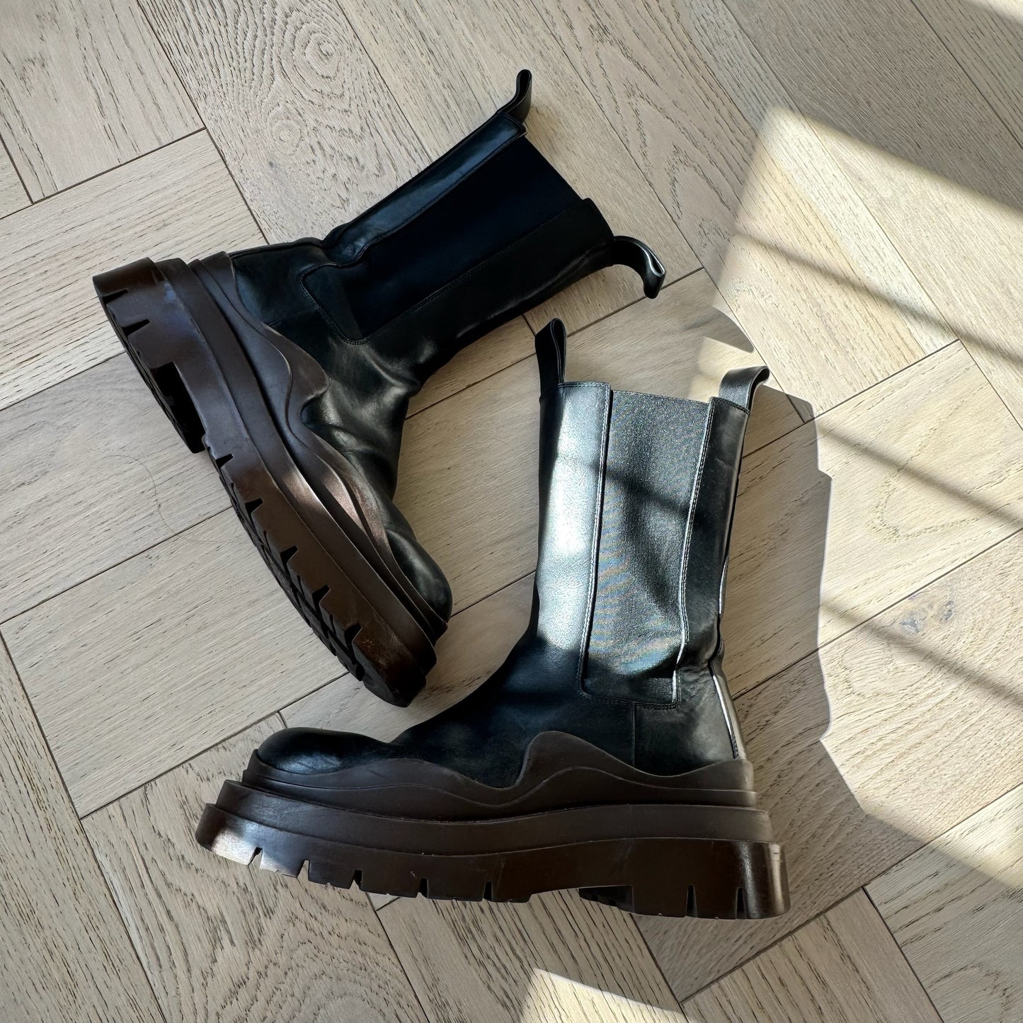 Bottega Veneta Black Tire Chelsea Boots – EU 39/Uk6