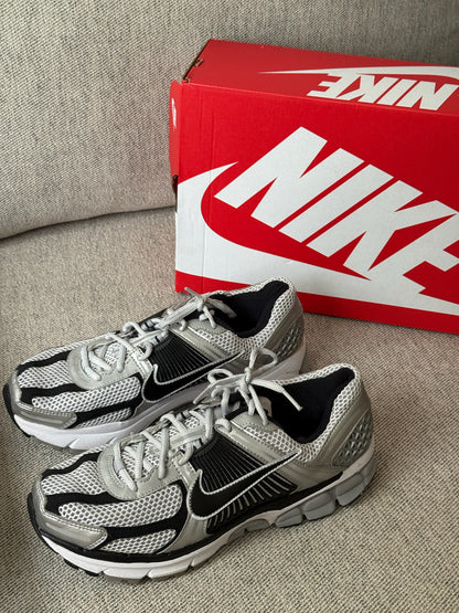 Nike Zoom Vomero 5 Black & Metallic Silver Trainers - UK 7.5