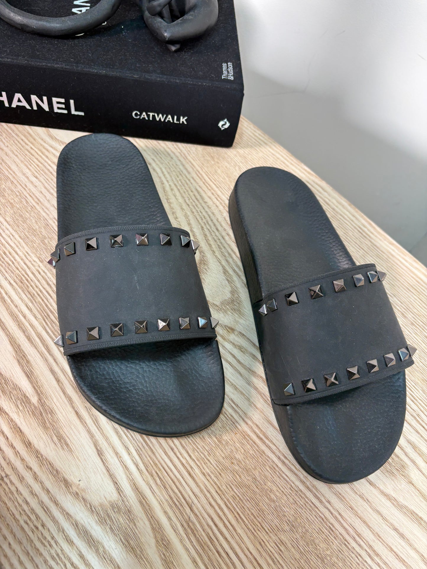 Valentino Mens Black Rockstud Sliders – EU 42 / UK 8
