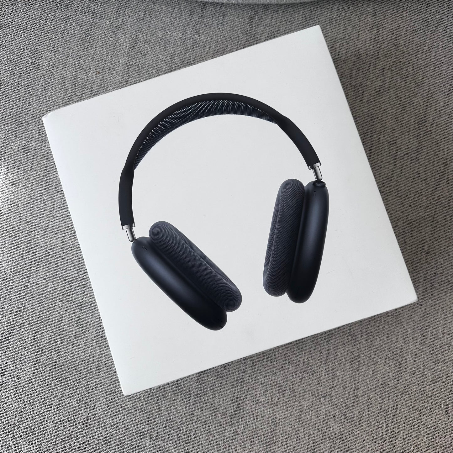 Apple AirPod amax headphones with Smart Case - brand new in box