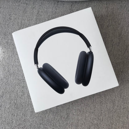 Apple AirPod amax headphones with Smart Case - brand new in box