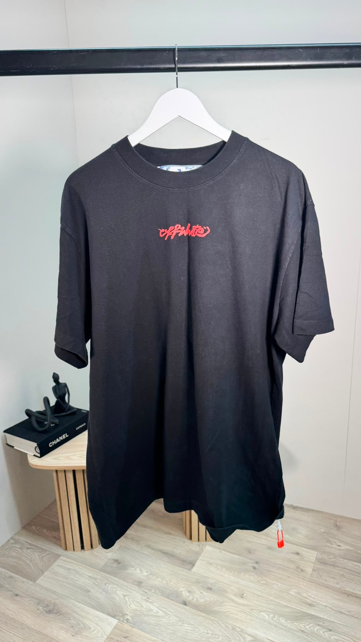 Off-White Black T-Shirt Red Arrow Back Print – Medium