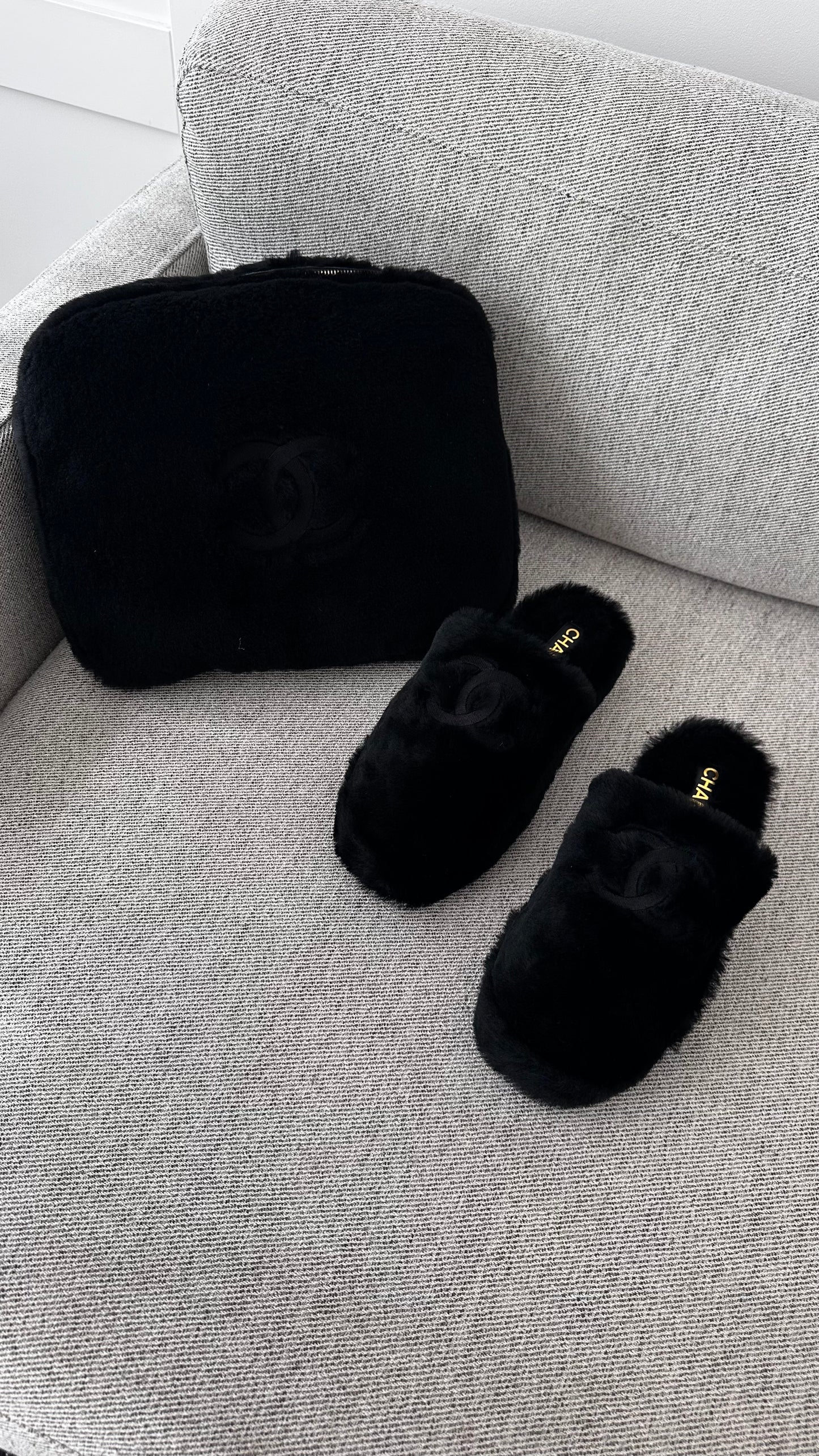 Chanel Black shearling flat mules with pouch - UK 8, EU 42