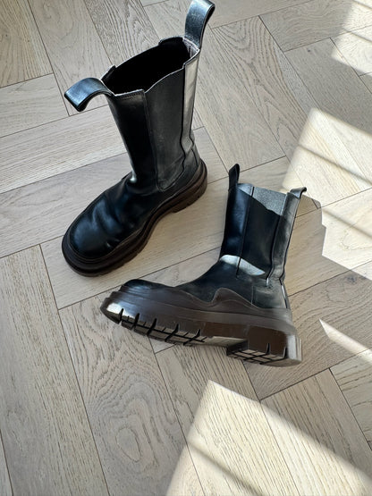 Bottega Veneta Black Tire Chelsea Boots – EU 39/Uk6