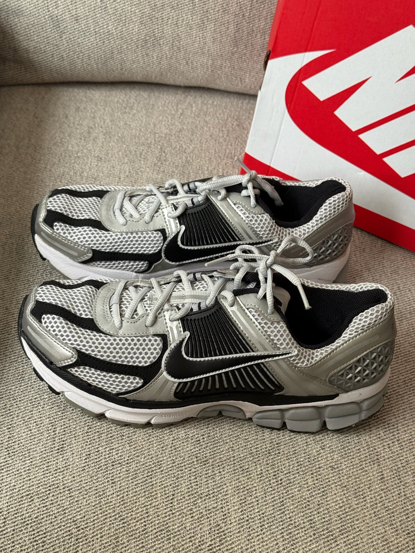 Nike Zoom Vomero 5 Black & Metallic Silver Trainers - UK 7.5