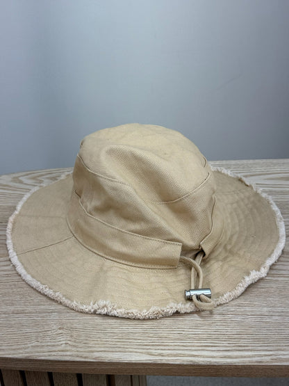 Jacquemus Beige Logo Bucket Hat - 60/L