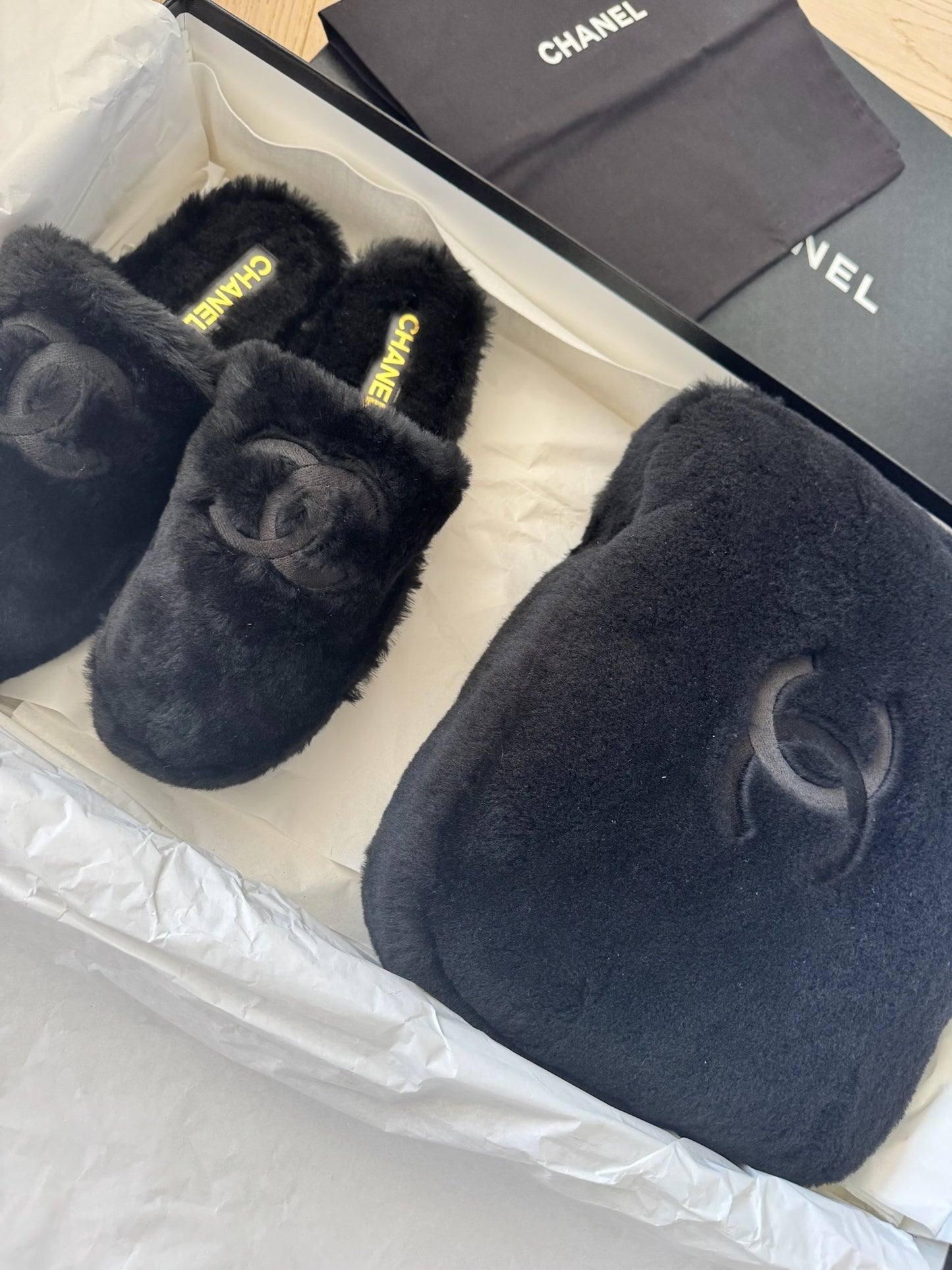Chanel Black shearling flat mules with pouch - UK 8, EU 42