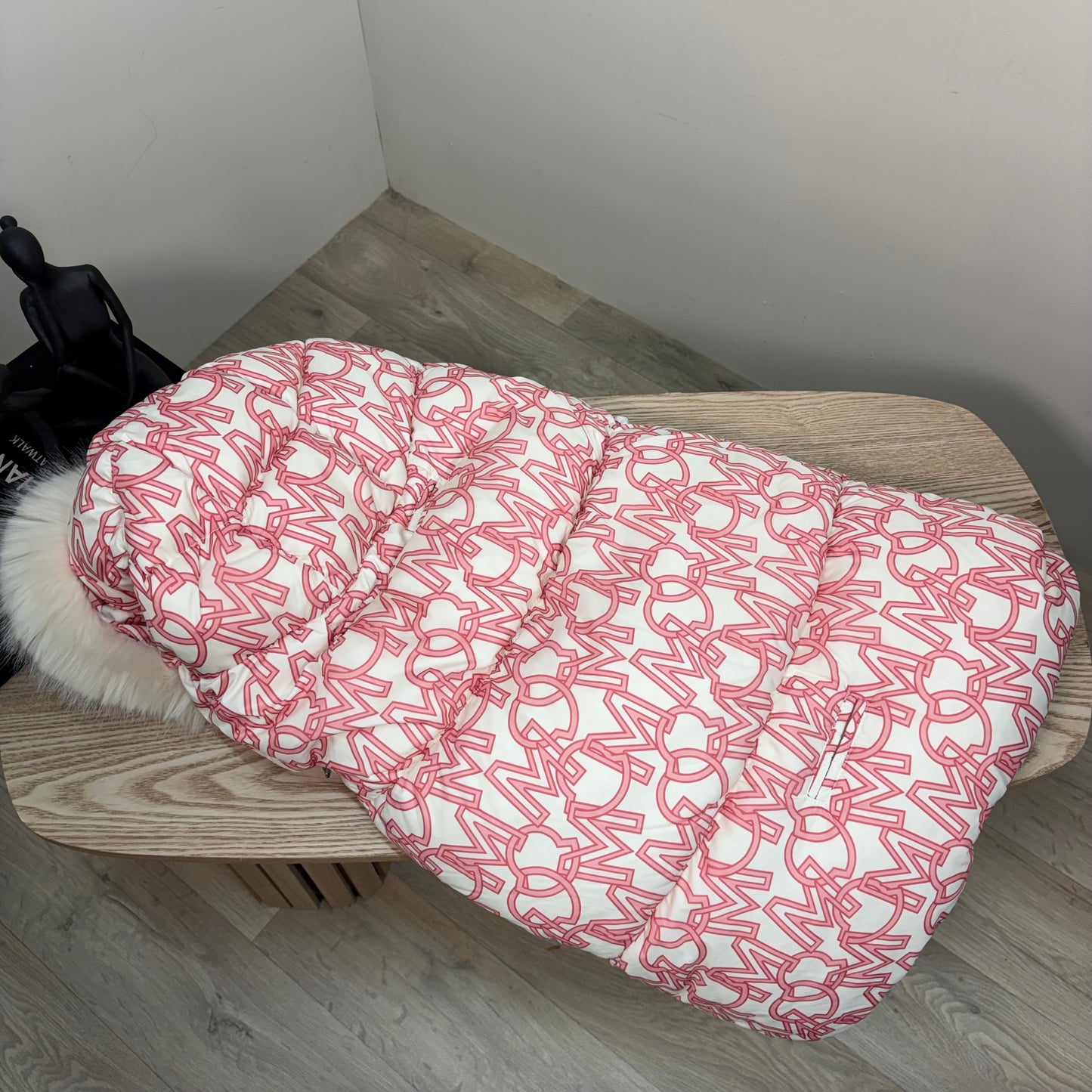 Kids Moncler Pram Snug Cream/Pink Fur Trim – One Size