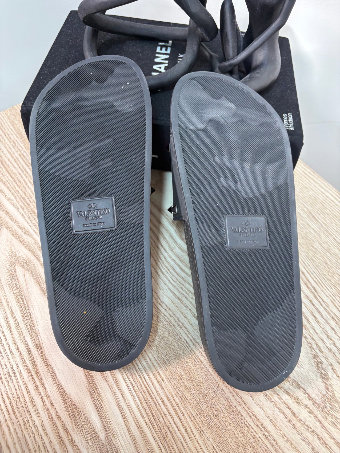 Valentino Mens Black Rockstud Sliders – EU 42 / UK 8