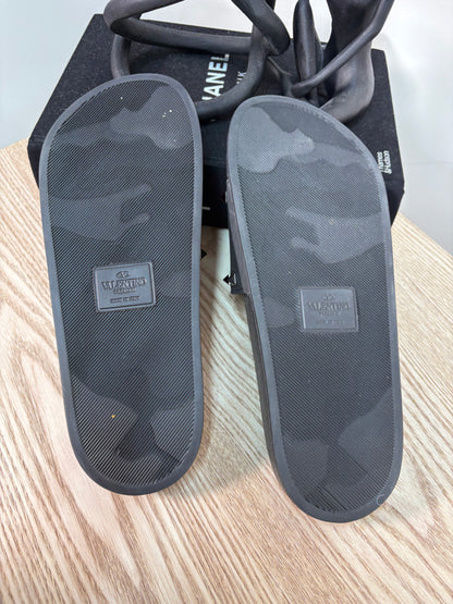 Valentino Mens Black Rockstud Sliders – EU 42 / UK 8