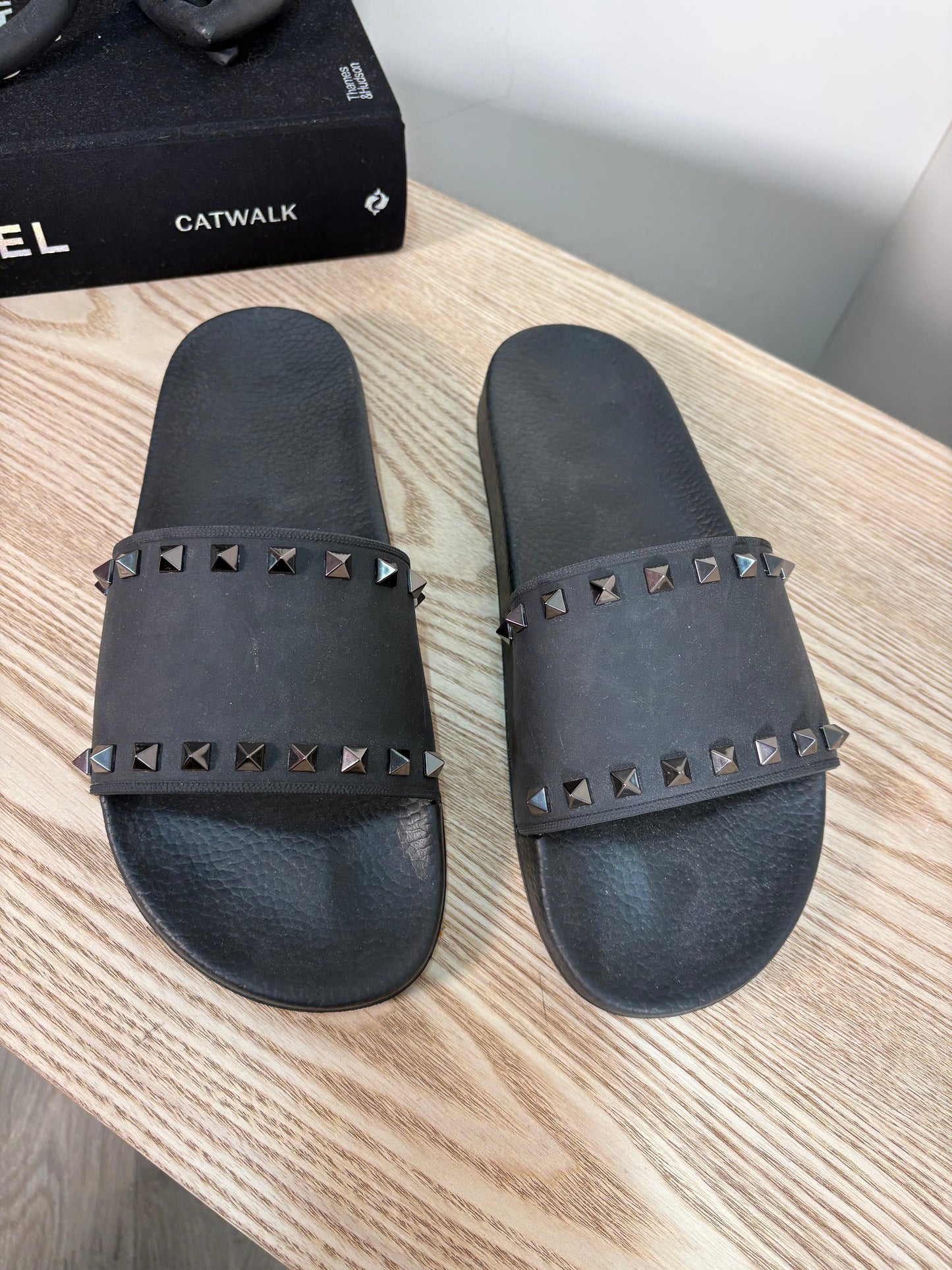 Valentino Mens Black Rockstud Sliders – EU 42 / UK 8