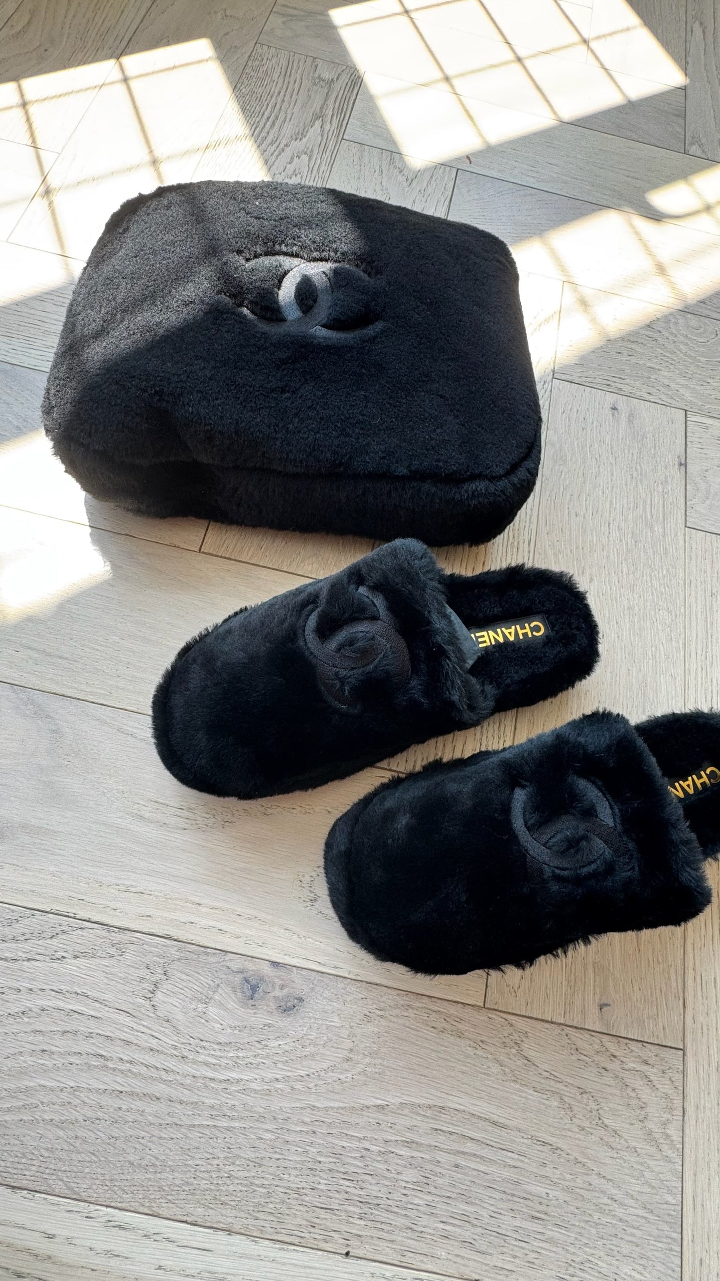 Chanel Black shearling flat mules with pouch - UK 8, EU 42