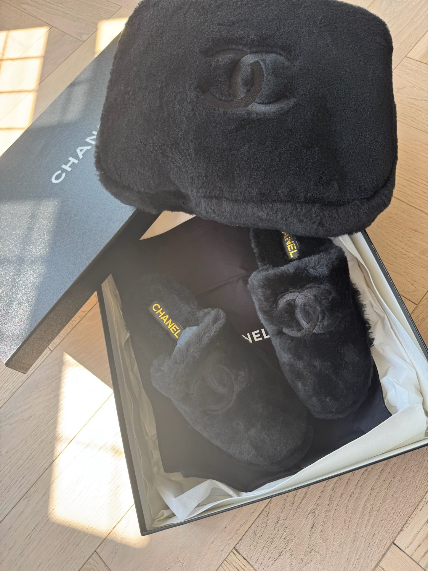 Chanel Black shearling flat mules with pouch - UK 8, EU 42