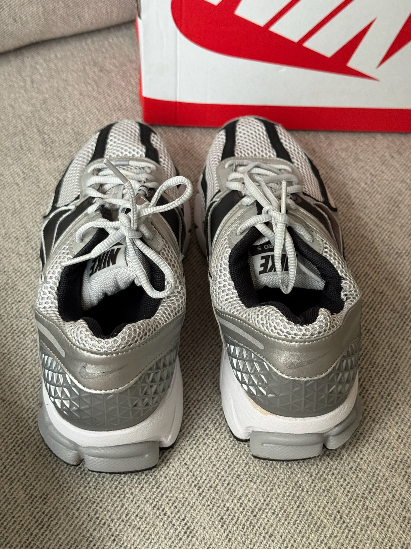 Nike Zoom Vomero 5 Black & Metallic Silver Trainers - UK 7.5