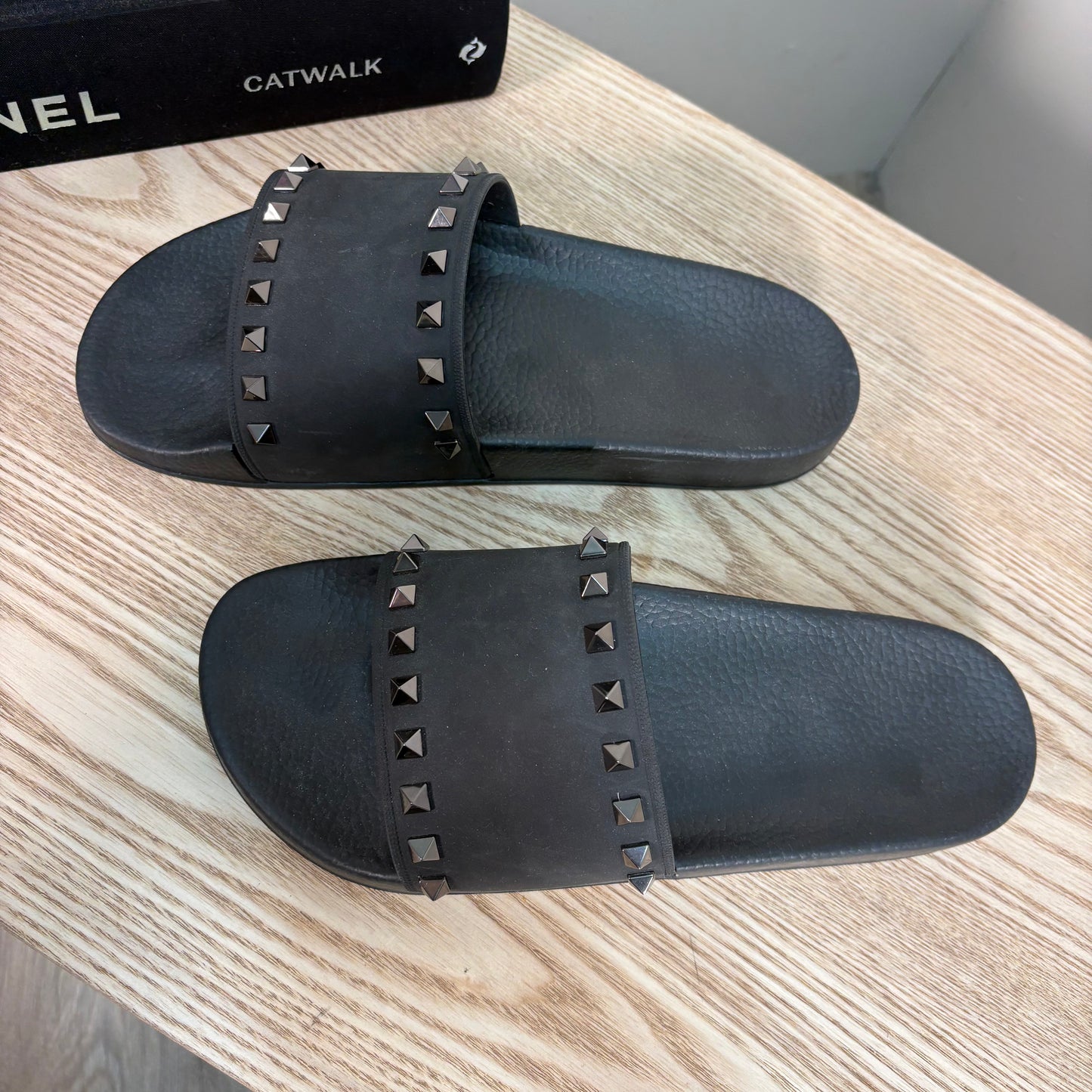 Valentino Mens Black Rockstud Sliders – EU 42 / UK 8