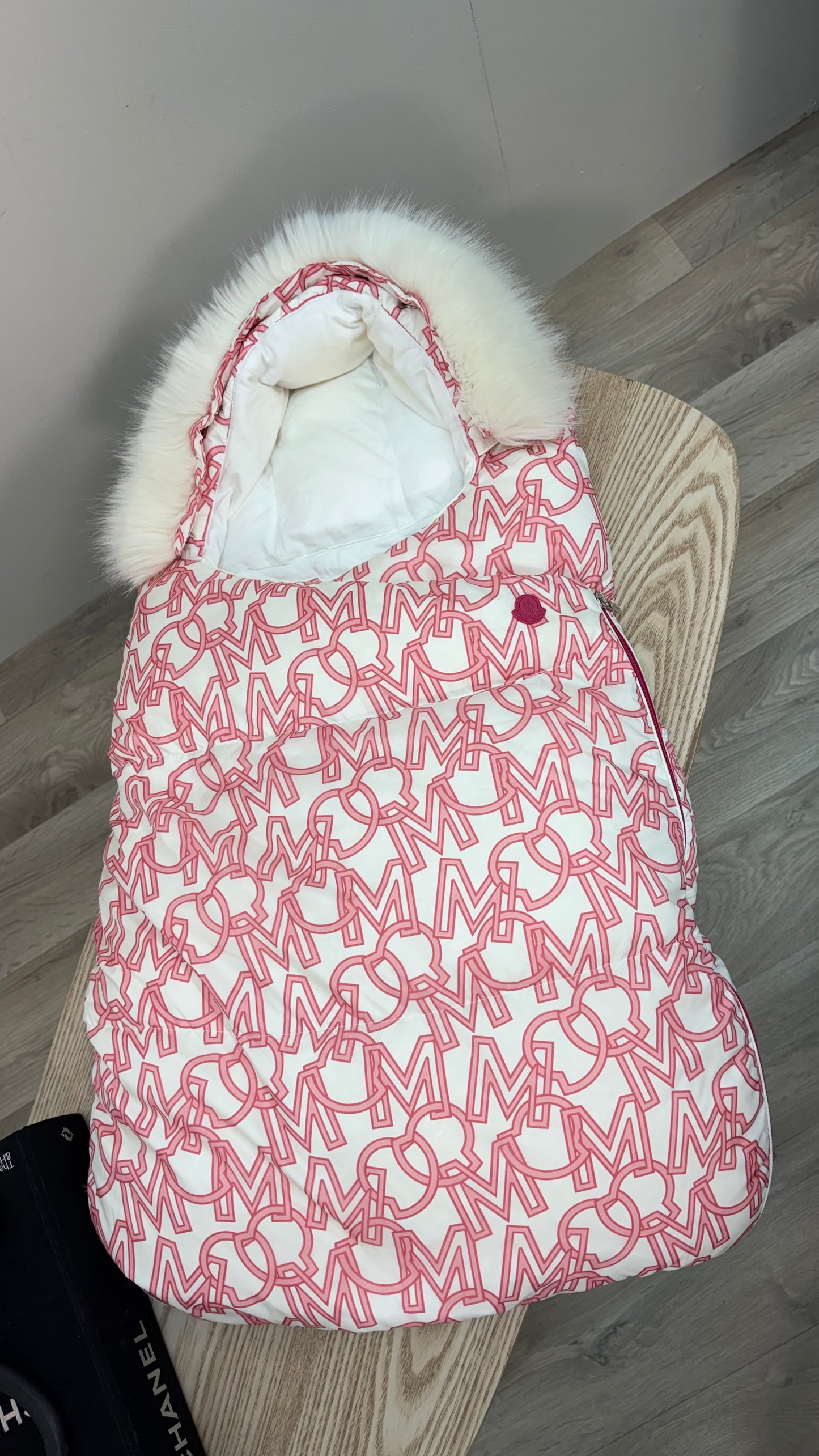 Kids Moncler Pram Snug Cream/Pink Fur Trim – One Size