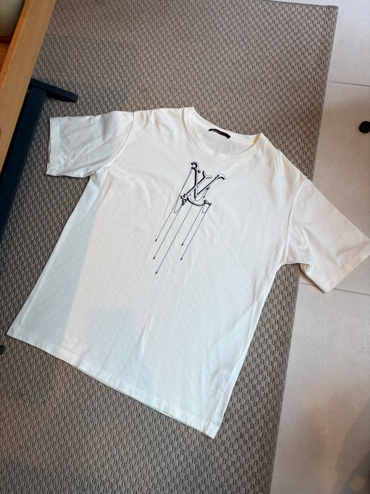 Louis Vuitton White LV Pendant Embroidery T-Shirt – XXL
