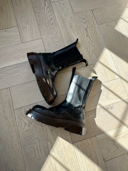 Bottega Veneta Black Tire Chelsea Boots – EU 39/Uk6