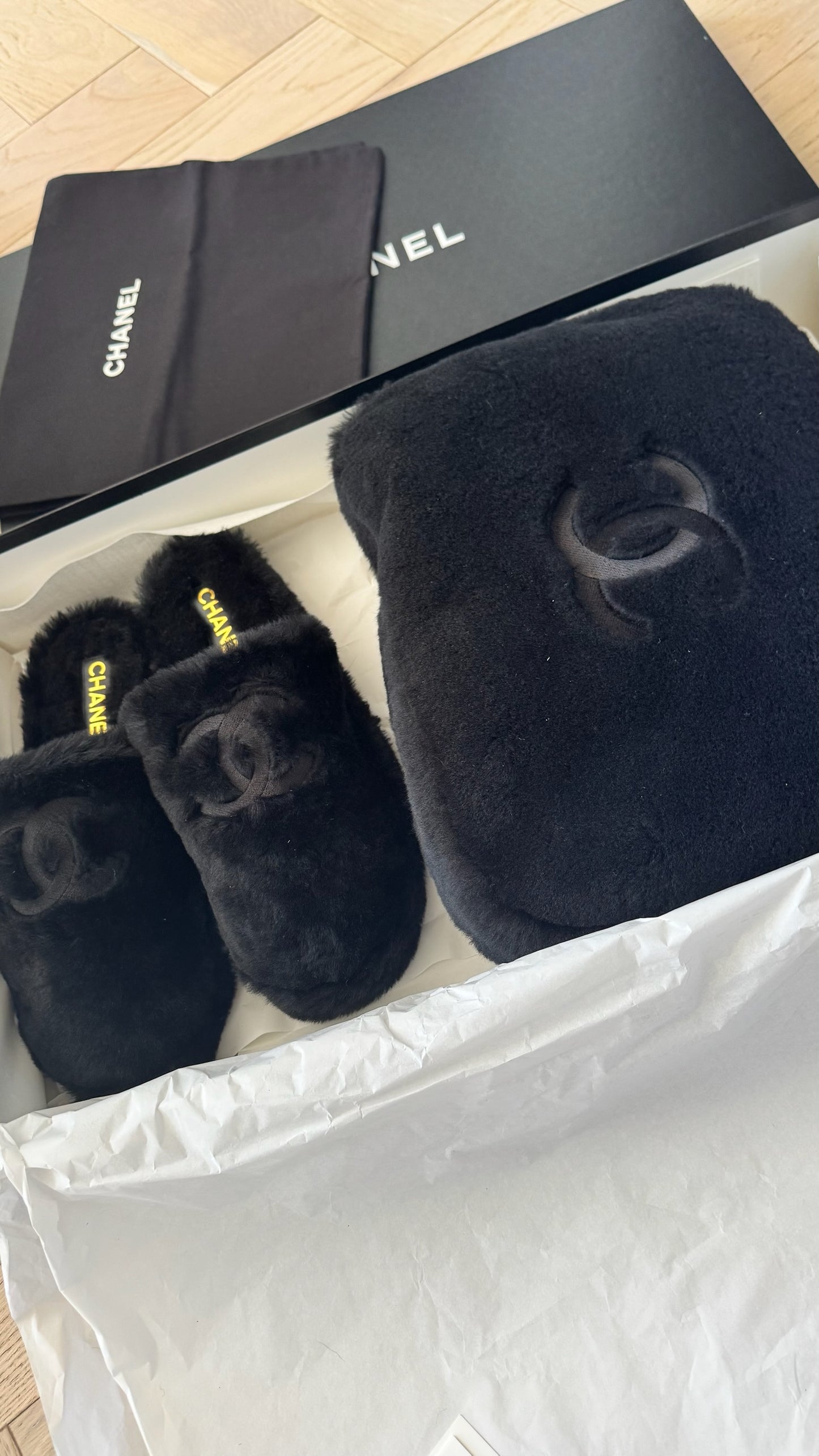 Chanel Black shearling flat mules with pouch - UK 8, EU 42