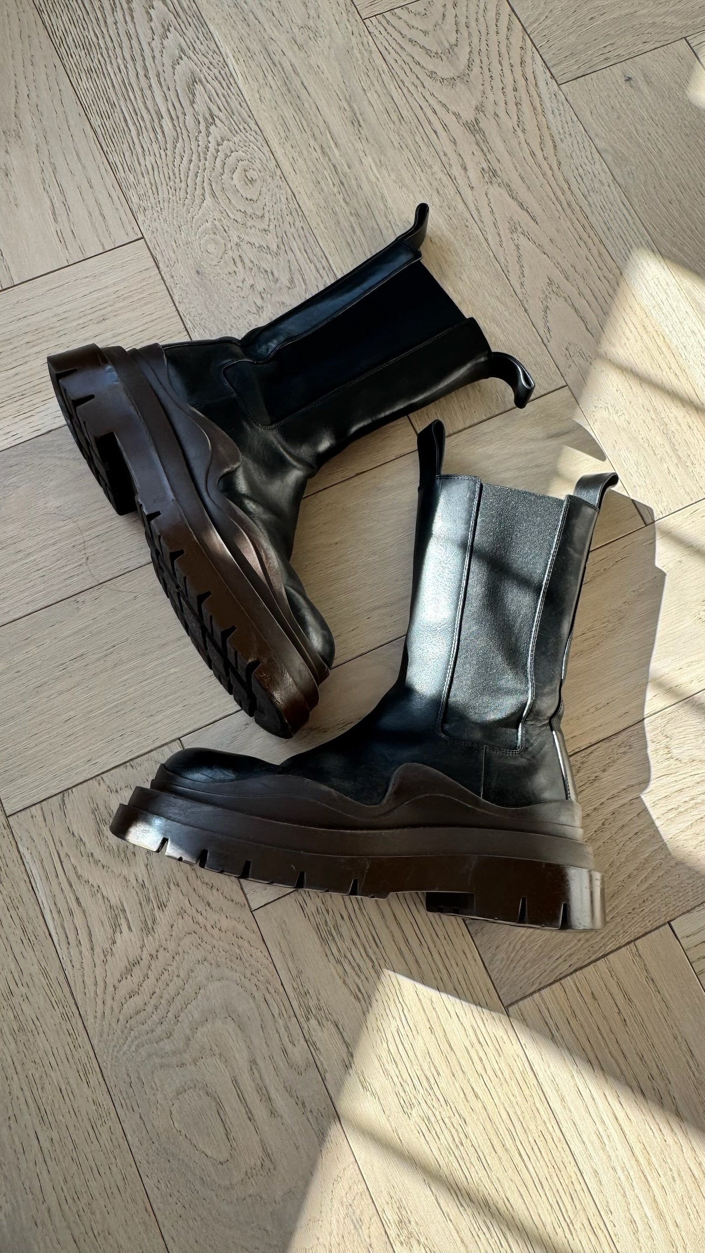 Bottega Veneta Black Tire Chelsea Boots – EU 39/Uk6